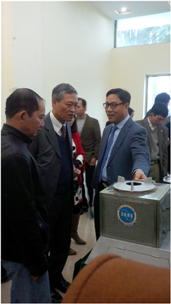 Mr. Nguyen Manh Ha is introducing his Biogas stoves to Vice Minister Tran Van Tung and Vice Minister Dang Huy Dong during the seminar