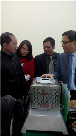 Mr. Nguyen Manh Ha is introducing his Biogas stoves to Vice Minister Tran Van Tung and Vice Minister Dang Huy Dong during the seminar