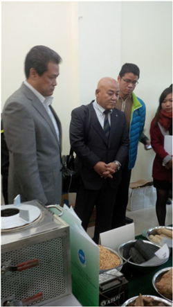 Mr. Nguyen Manh Ha is introducing 2V biogas stoves to a Japanese team and other inventors in the seminar